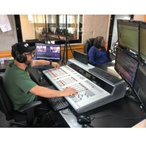 Tiago operando mesa de rádio na Rádio Adore Mais FM 102,1
