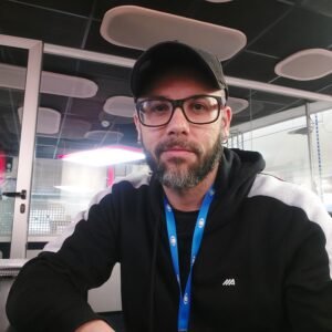 Homem sentado no estúdio da Band News